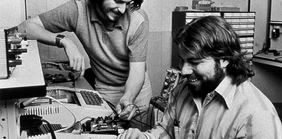 Steve Jobs e il suo socio Steve Wozniak al lavoro nel loro garage al 11161 di Crist Drive in Los Altos dove nacque Apple. Siamo nel 1975.